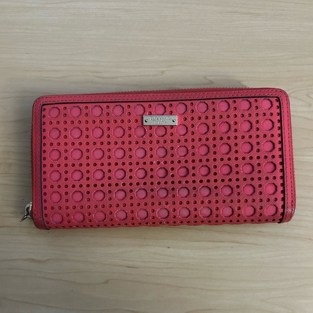 Kate Spade Zippy Wallet ❤️